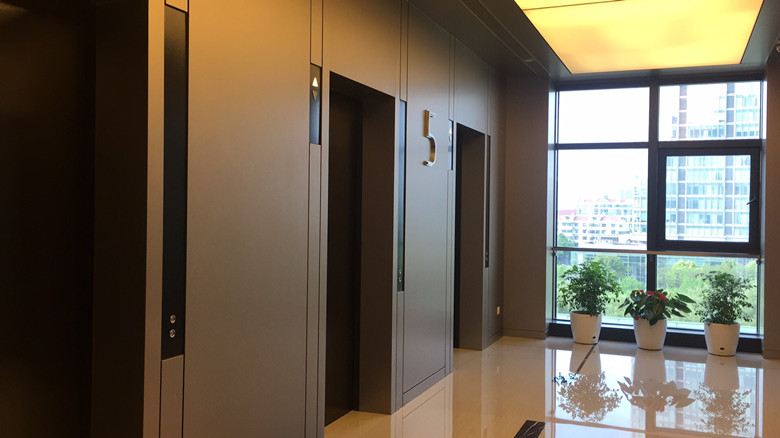 鈦銀氧化鋁在公共電梯廳的使用